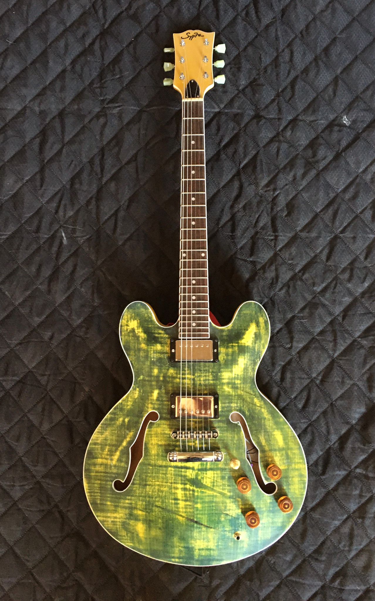 De kikker zelfbouw_onbekende bouwer_ opgeknapt met nieuwe electronica en pickups inmiddels verkocht