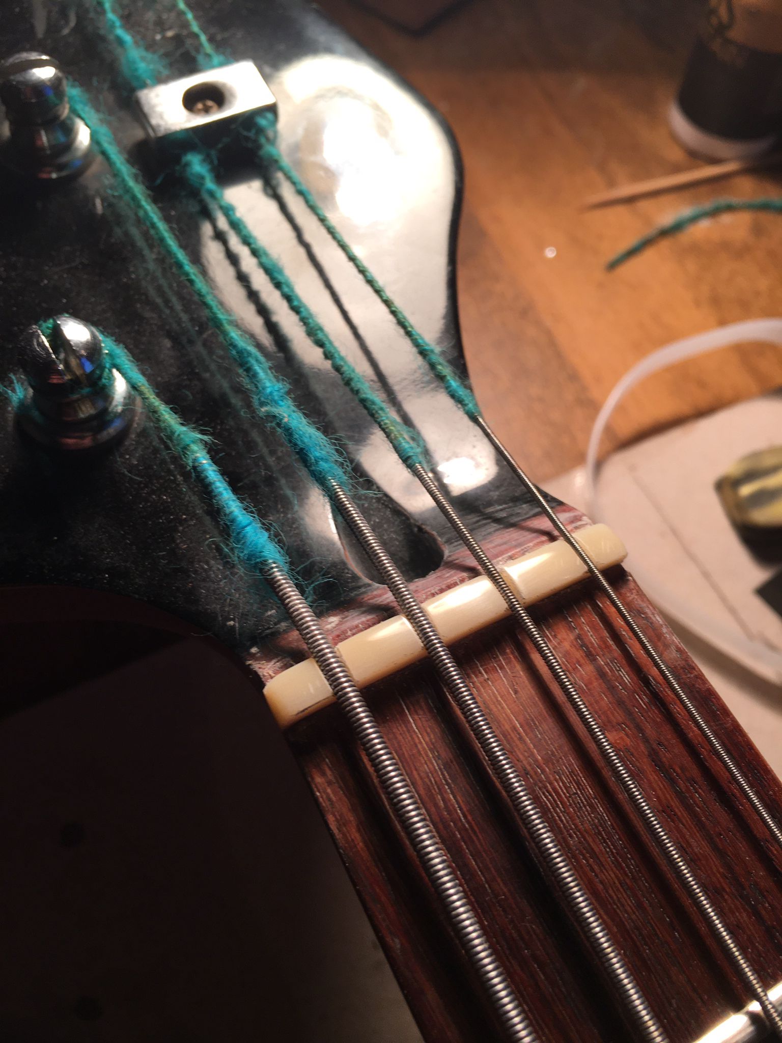 Topkam gitaar vervangen